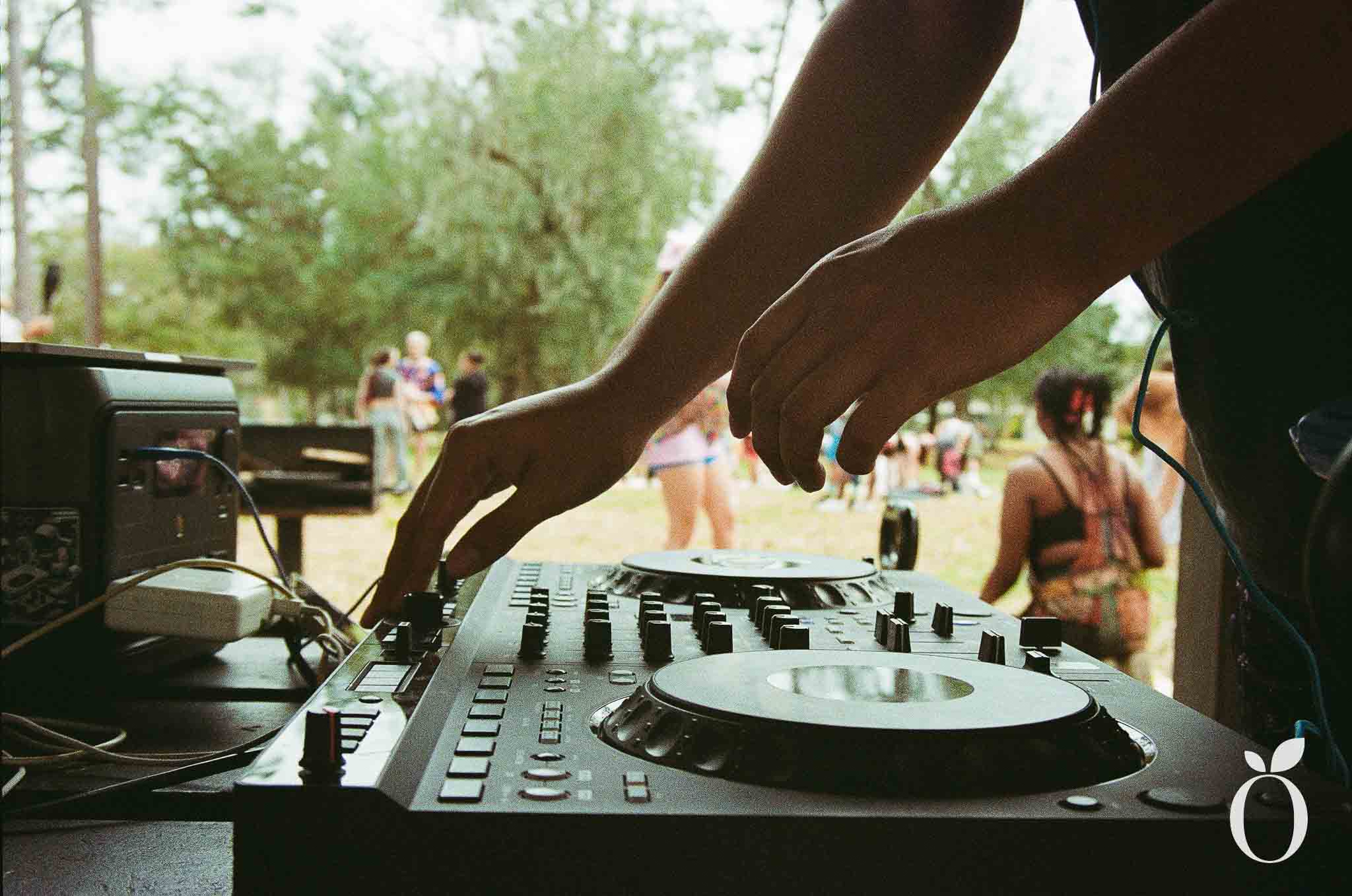 DJ plays for flowmies at orlando flows meet up
